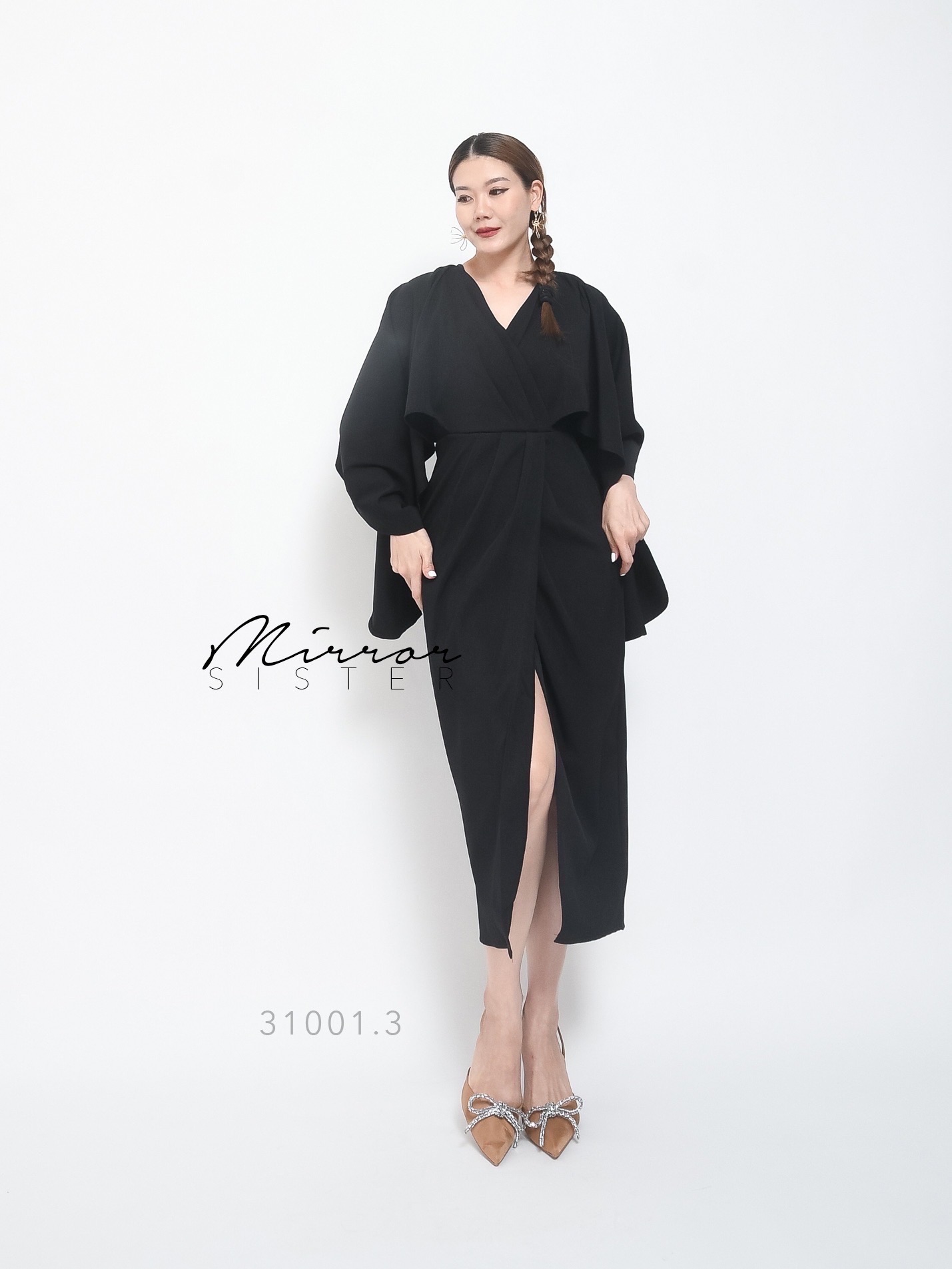 MiRRoRSiSTER's M.CLaSSy DReSS•• เดรสทรงสวยอลัง หรูหรา..!! ช่วงบนเป็นทรงค้างค้างปล่อยๆ คอวีอกไขว้ ช่วงล่างเป็นกระโปรงทรงสวยมาก จับdrapผ่าแหวกด้านหน้า เนื้อผ้าดีมาก ใครใส่ก็โดนเด่น สวยตะโกนทุกงาน