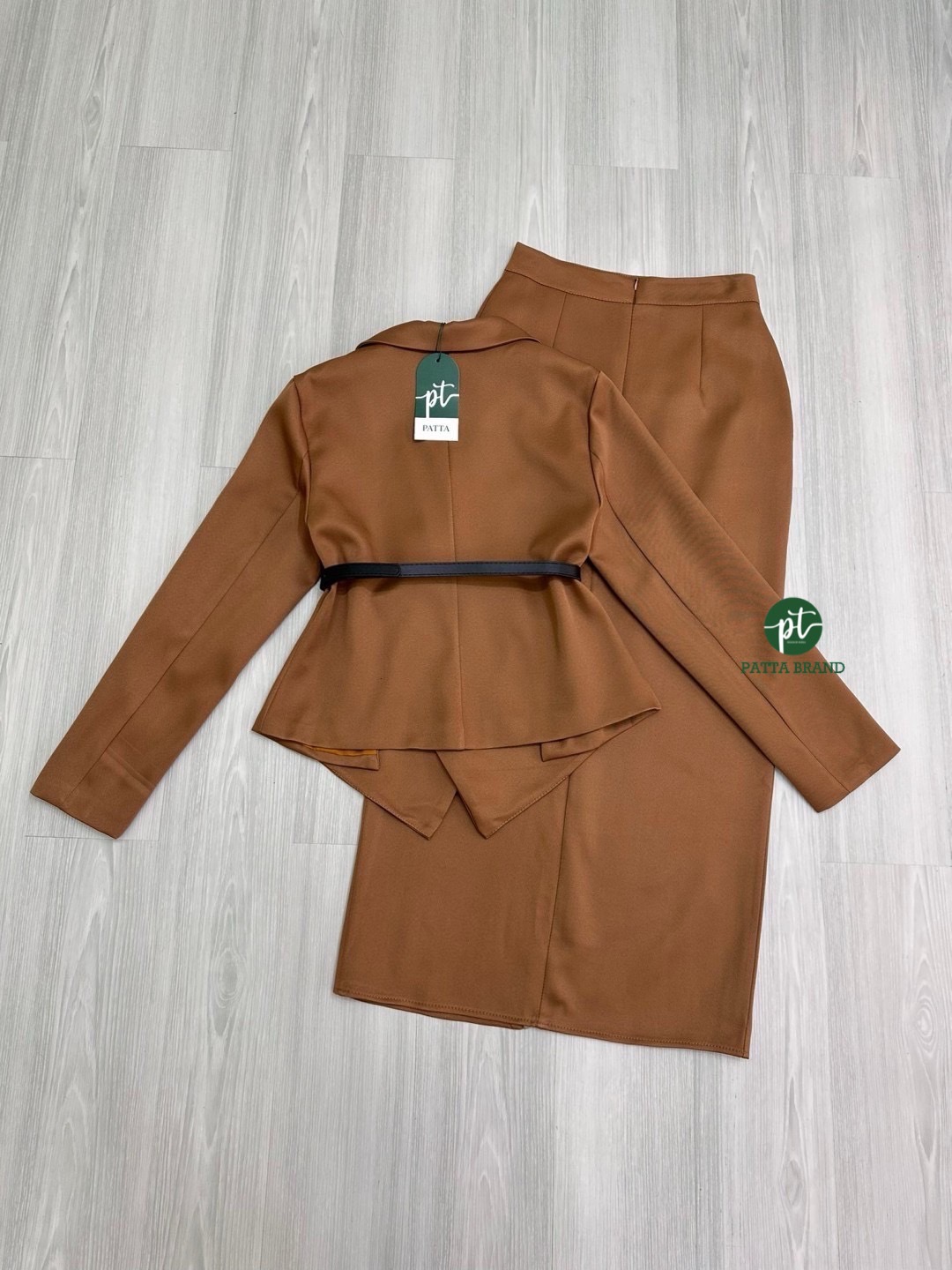 Set 2 ชิ้น สีน้ำตาล เสื้อเบลเซอร์แขนยาวดีเทลป้ายหน้าติดกระดุมสลับข้างดีไซน์สวยเก๋ มาคู่เข็มขัดสีดำ ใส่ปรับเข้ารูปให้ทรงสวย มาพร้อมกับกระโปรงยาวทรงตรงทรงสอบดีไซน์ผ่าหน้า มีกระเป๋า2ข้าง (มีซิปหลัง) เนื้อผ้าดี เย็บซับในทั้งชุด ใส่ออกมาดูดีมากๆค่ะ ดูดีมีระดับ