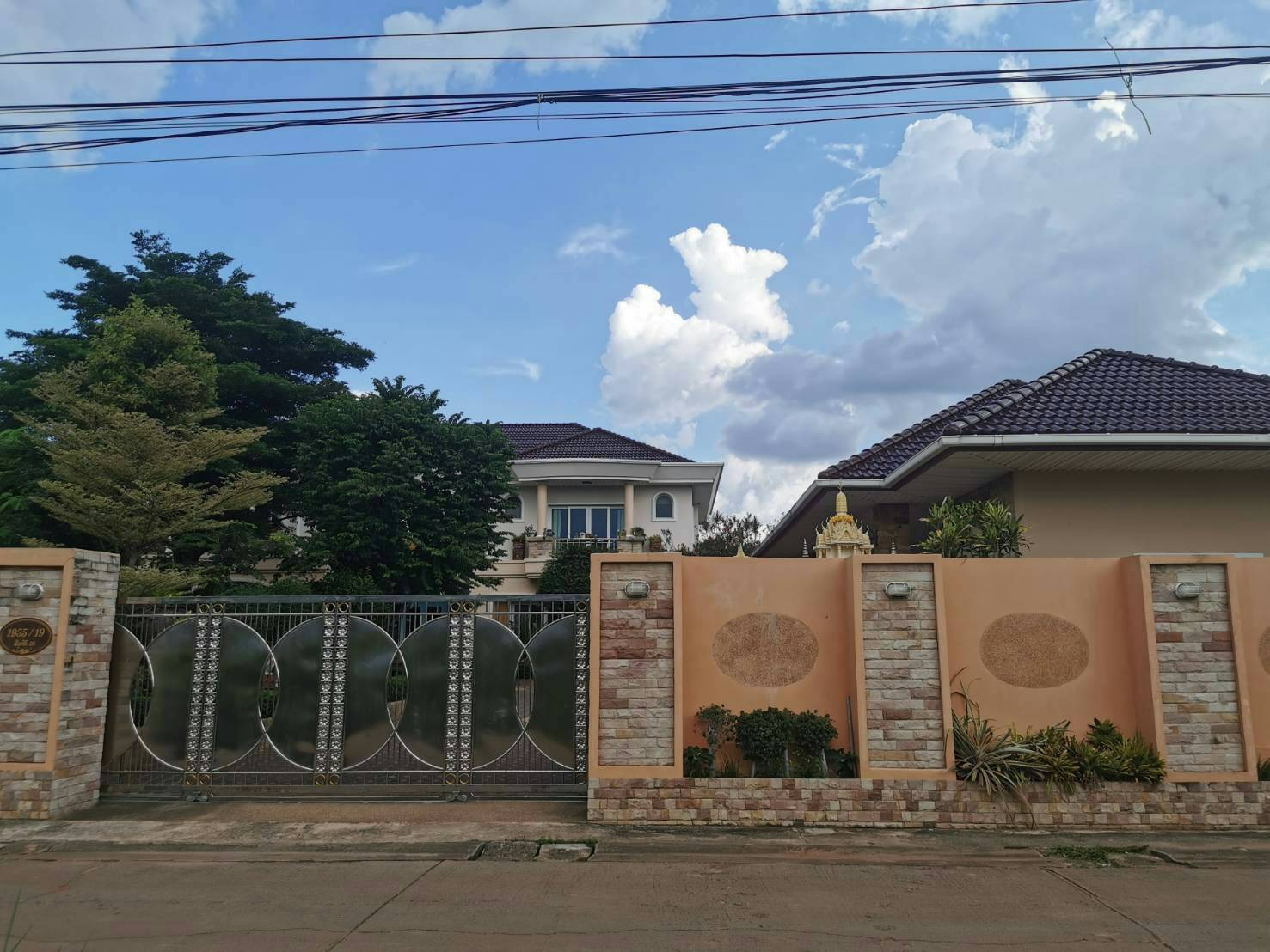 ขายบ้านหรู 2 ชั้นพื้นที่กว้างพร้อมสำหรับทุกคนในครอบครัว 1 ไร่ 44 ตรว. ใจกลางเมืองนครราชสีมาใกล้บิ๊กซี 1 กม. ตัวบ้านตกแต่งด้วยวัสดุที่แข็งแรงและทันสมัยบรรยากาศดีการเดินทางสะดวกสบาย