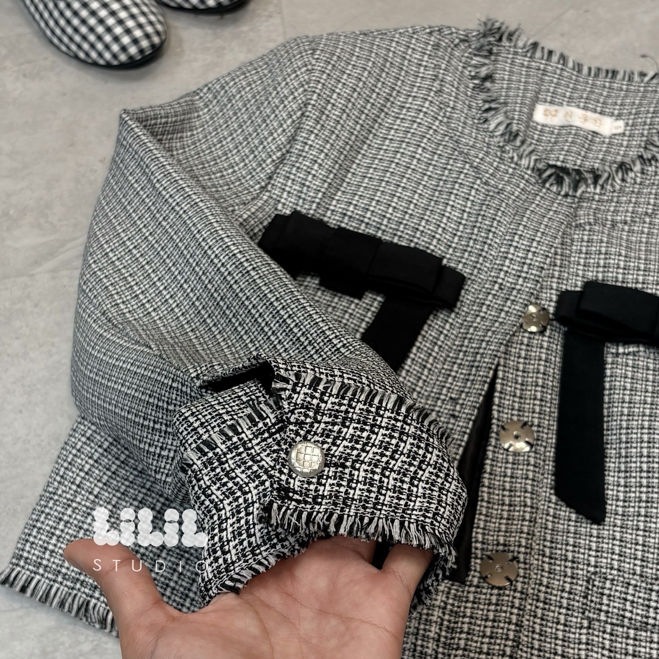 เสื้อคลุมทวีต ความยาวพอดีตัว มีซับใน กระดุมหน้า ใส่ดูดีมากค่ะ