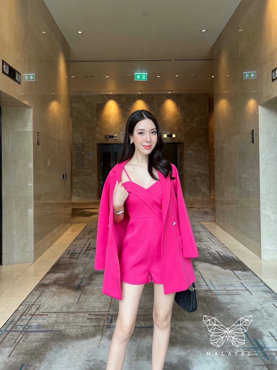 เซ็ตสายเดี่ยวจั้มสูทขาวั้นสีชมพูตีเกร็ดหน้า มาคู่กับสูทคลุมแขนยาวเข้าเซ็ต ใส่เป็น everyday look สวยๆ ได้ทุกวันเลยค่า เนื้อผ้านุ่มใส่สบายมากๆค่าสาวๆ ห้ามพลาดเลยนะคะ