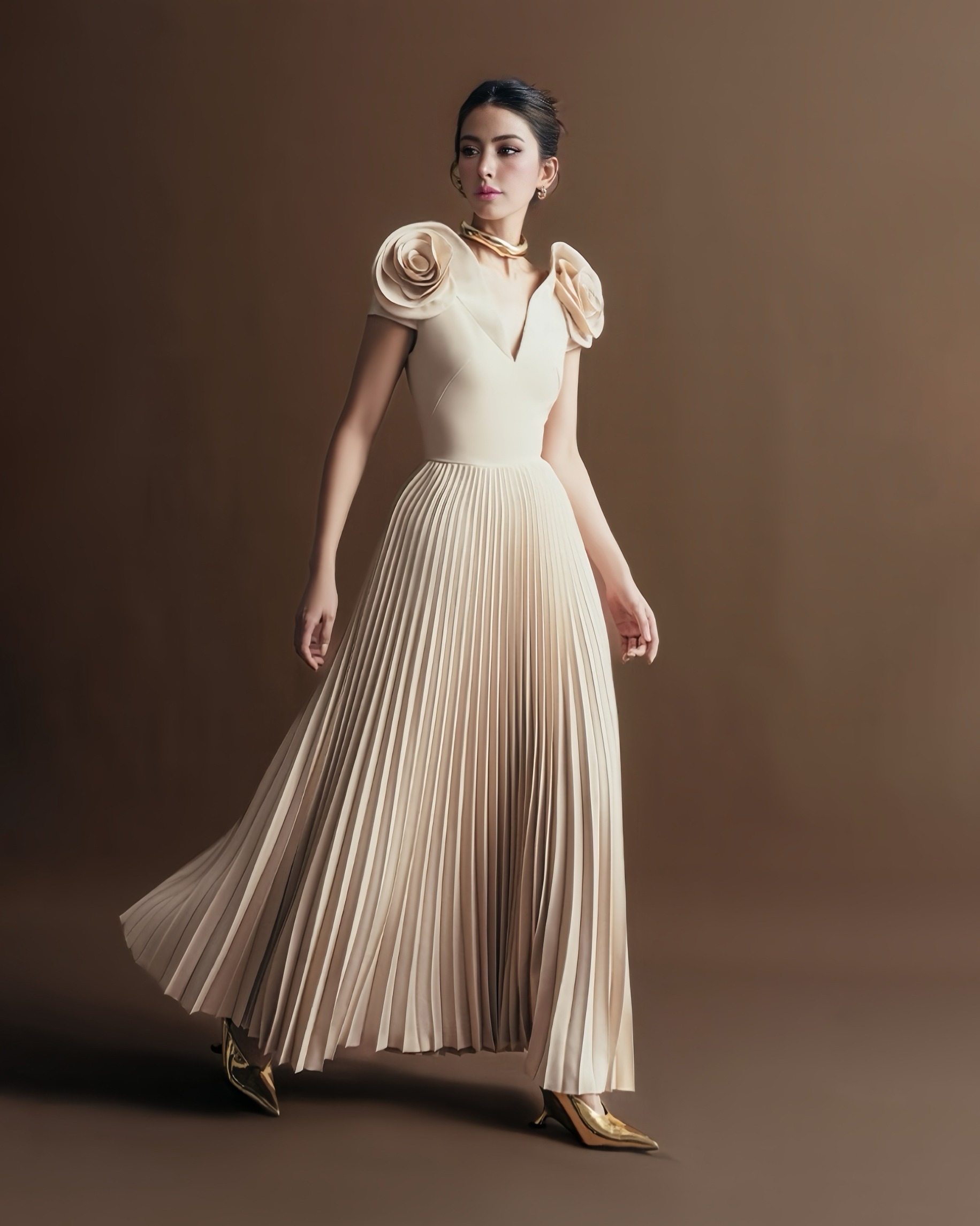 Label : LUXE ☑️เดรสเสื้อคอวีแขนกุด กระโปรงพลีทรอบตัว