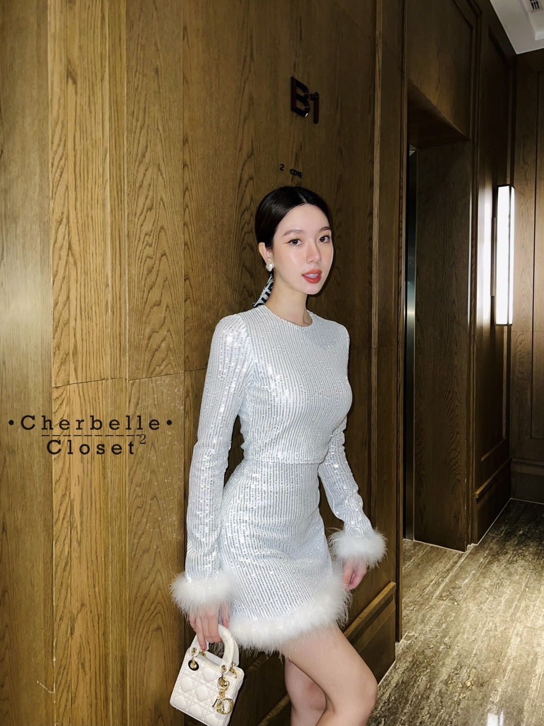 Set เสื้อแขนยาวปักเลื่อมสีเงินทั้งชุดปลายแขนแต่งขนนกแน่นๆ แมทซ์กับกระโปรงปักเลื่อมชายแต่งขนนกอลังๆ งานสวยแบบนี้สั่งได้เลยค่าาา #cherbellecloset