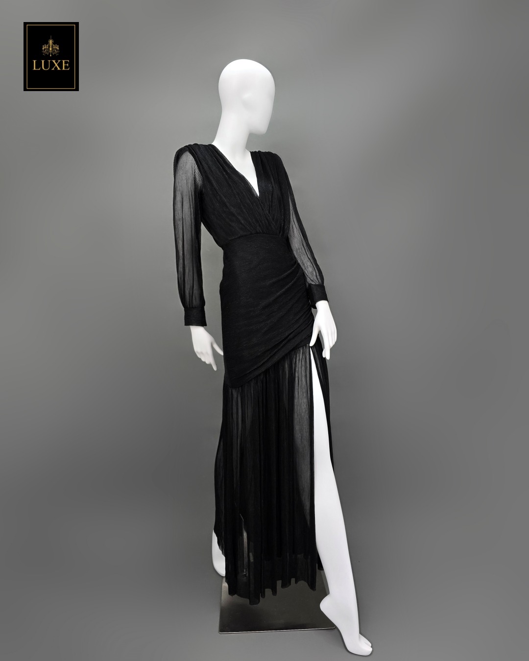 Label : LUXE แม็กซี่เดรสเสื้อคอวีป้าย แขนยาวเสริมไหล่ กระโปรงจับเดรปย่นเข้ารูปตรงสะโพก ต่อชายกระโปรงบาน ผ่าหน้าขา ทำจากผ้าราเม่อัดพลีทผสมดิ้นเมทัลลิก ผ้านุ่ม ยืดหยุ่น ใส่สบาย เล่นแสงสวย มีซิปซ่อนและซับในเต็มตัวค่ะ