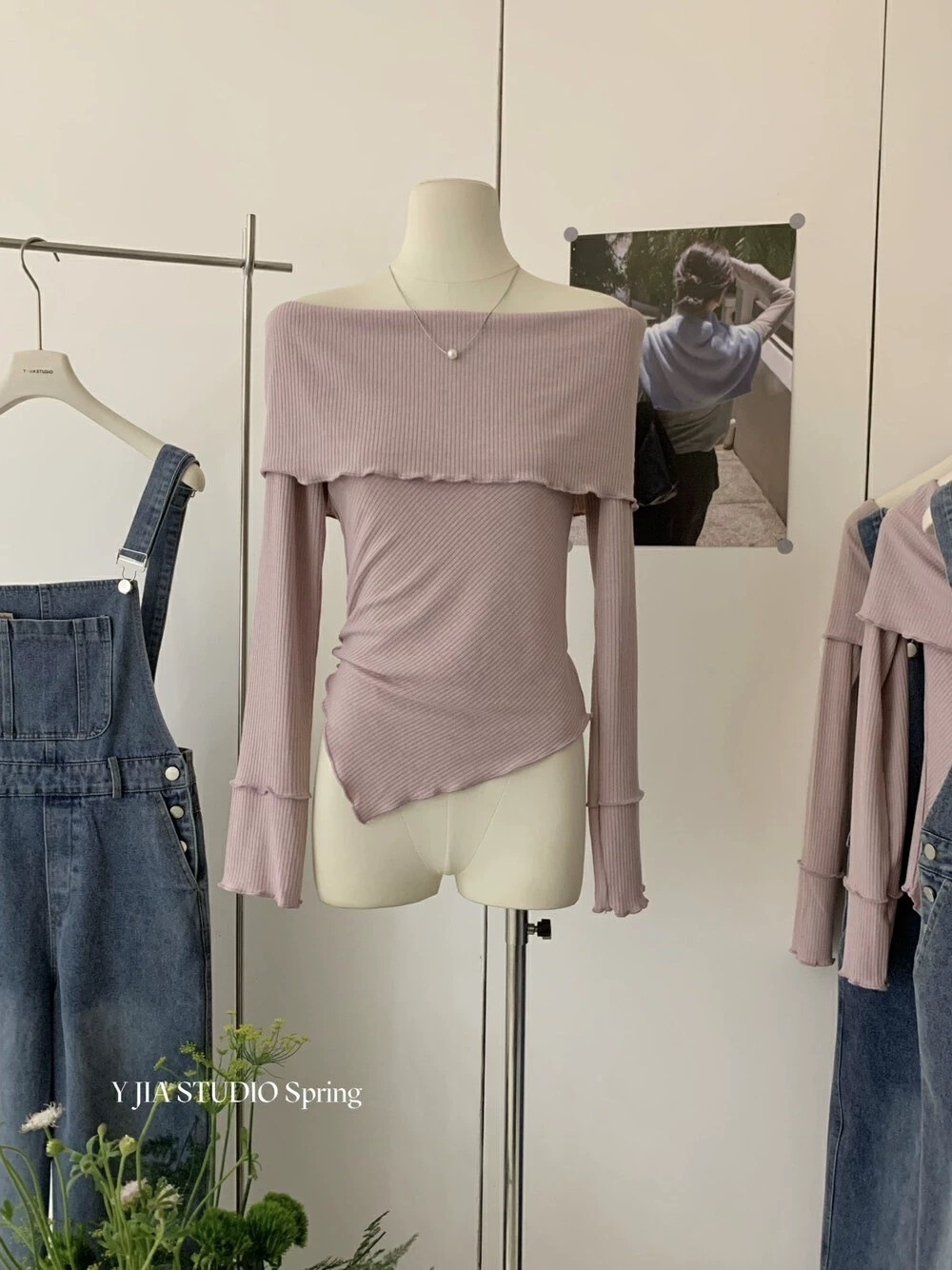Set 2 pcs เสื้อแขนยาวเปิดไหล่ + เอี้ยมยีนขายาว สายปรับได้ ทรงสวย