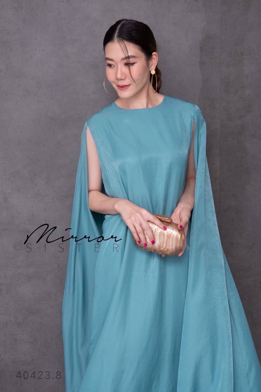 MiRRoRSiSTER’s Fenda Cape and Poncho Dress•• เดรสทรงโมเดิร์น สวยและมีความเก๋ ดีไซน์สุดชิค แพทเทรินใส่ง่าย รุ่นนี้ใช้ผ้าเปลืองมาก เนื้อผ้าสวยใส่สบายมากๆ ดีไซน์เหมือนมีผ้าคลุมไหล่อำพรางแขน ตัวเดรสเป็นแขนกุด มีซิปด้านหลัง..ใส่แล้วไม่ร้อนเพราะเนื้อผ้าเนื้อดีใ