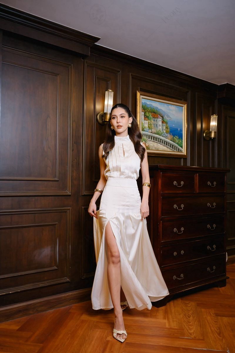 ชุดเซต 2ชิ้น ให้ลุคสวยแบบ effortless เสื้อคอตั้งเย็บจีบ แมทเข้าชุดกระกระโปรง ดีเทลผ่า ตัดเย็บด้วยเนื้อผ้าซิลล์เล่นแสง