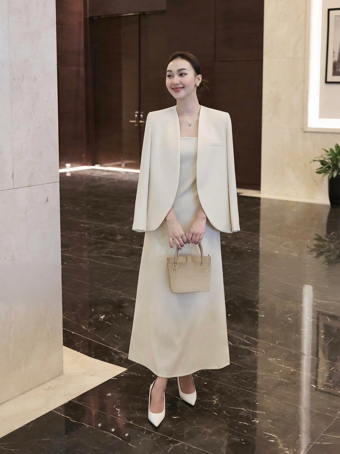 เซต2ชิ้น สีครีม เสื้อคลุมสูทแขนยาว ดีเทลแต่งกุ้นขอบกระเป๋า มาคู่กับเดรสสายเดียวยาว ( อกเสริมฟองน้ำ) ซิปหลัง ซัปในทั้งตัว ดีไซน์สวย คุ้มสุดๆ มาพร้อมกับกระโปรงยาวทรงสอบ และดีเทลผ่าหลังดีไซน์สวย
