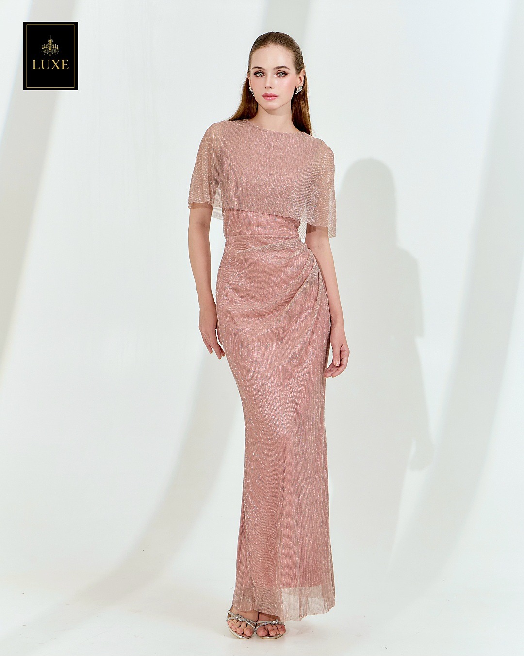 Label : LUXE ☑️ เดรสเสื้อคอกลมแขนกุด ดีเทลเป็นเสื้อคลุมไหล่ในตัว กระโปรงทรงสอบจับเดรป ☑️ ทำจากผ้าราเม่อัดพลีท ผสมดิ้นเมทัลลิค มีประกายเล่นแสงสวย ผ้านุ่มยืดหยุ่น คัตติ้งประณีต ☑️ มีซิปซ่อนและซับในเต็มตัวค่ะ