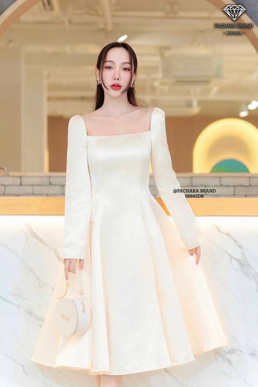 เดรสคอเหลี่ยมแขนยาวสีครีม มีฟองน้ำดันทรงสวย ช่วงเอวตีเกร็ดเข้ารูป ชายกระโปรงบานสวยมาก เนื้อผ้าซาตินหนามีซับในอัดกาวอย่างดี งานซิปด้านหลัง รุ่นนี้ใส่ชิลล์ถ่ายรูปสวยได้ทุกโอกาสเลยนะคะ #PACHARABRAND