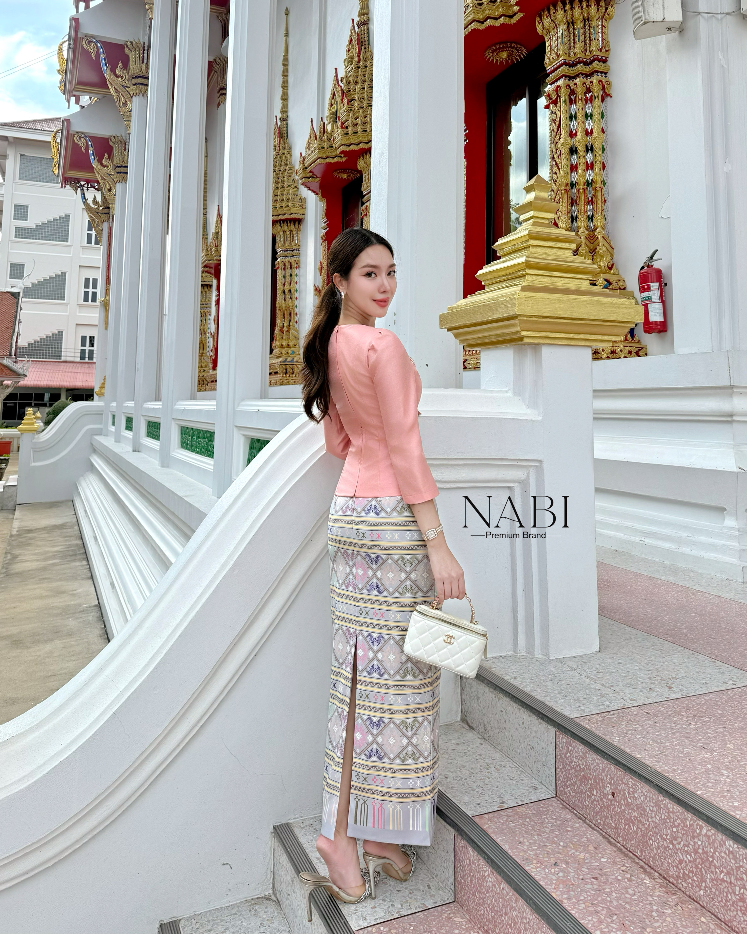 Label :: #NABIBRAND Code :: A-50010 Detail :: ใครกำลังมองหาชุดไปวัด งานบวช งานขึ้นบ้านใหม่ ออกพรรษา แนะนำชุดนี้เลยค่ะ ชุดเซ็ตเสื้อแขนยาว 3ส่วน คอกลม ผ่าทรงวีช่วงอก แต่งกระดุม มาคู่กับผ้าถุงพิมพ์ลายไทยและเข็มกลัดเพชร ทรงสวยมาก ผ่าด้านหลัง เดินสะดวก ผ้าอัดก