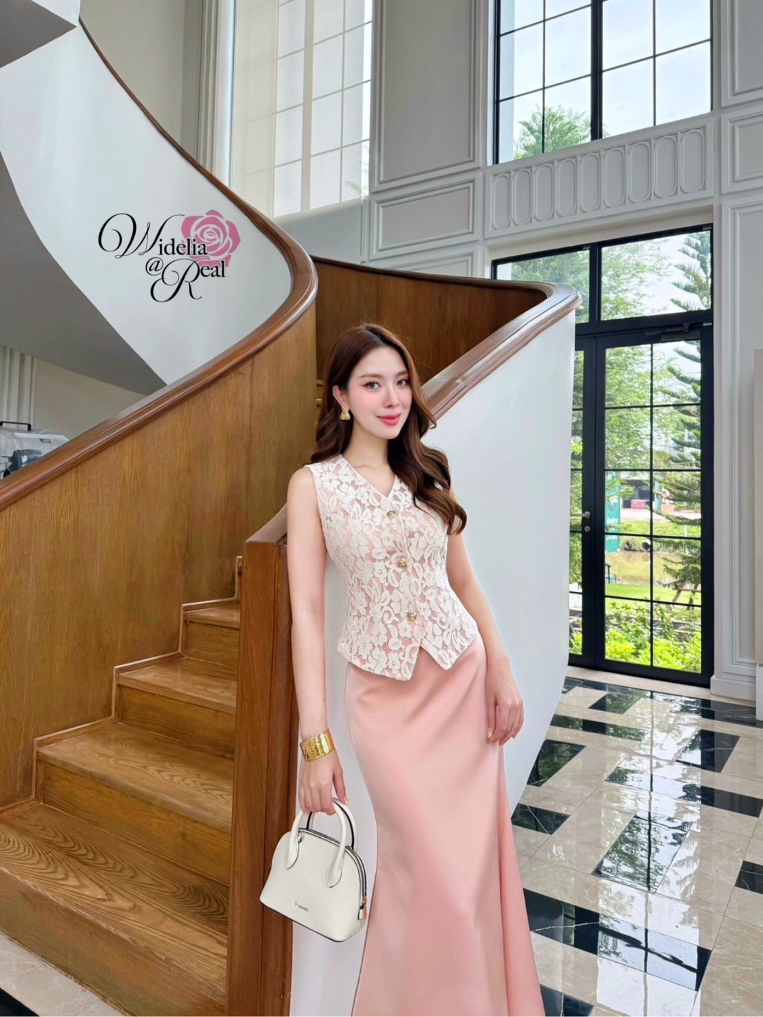 Set เสื้อแขนกุดกับกระโปรงยาว เสื้อเนื้อผ้าลูกไม้ อกมีฟองน้ำ กระดุมทอง กระโปรงผ้าซาตินเนื้อหนามีน้ำหนัก เอวสูง ซิปหลัง ชุดนี้งานสวยมากๆ ทรงสวยเป๊ะ