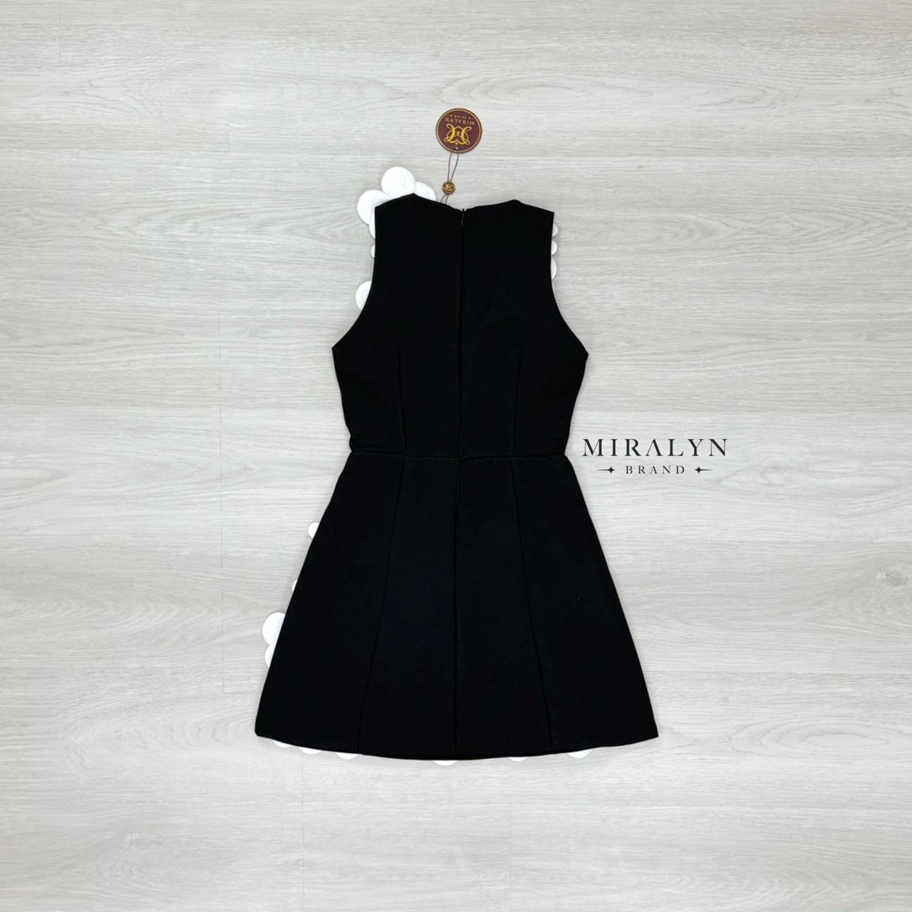 เดรสสีดำแขนกุดคอวีแต่งดีเทลด้วยดอกไม้เพชรสีขาวดอกเล็กใหญ่สลับกันที่บ่ากระโปรงสวยหรูมาก ช่วงอกมีฟองน้ำเสริมทรงดีเทลชุดเข้ารูปช่วงปลายบานเล็กน้อยงานผ้าดีมีซับและซิปด้านหลัง