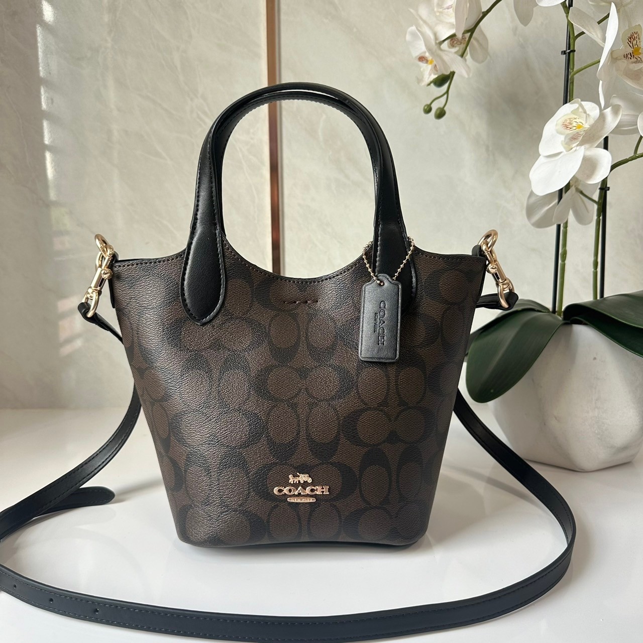 กระเป๋าสะพายไฮโซแบรนด์เนมโค้ชทรงโท้ทขนาด 8 นิ้วสีน้ำตาลดำลาย C COACH HANNA BUCKET BAG (CR256)