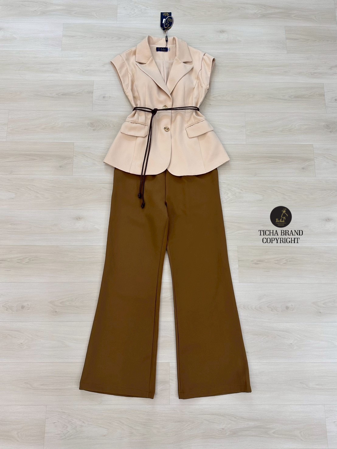 Set 3ชิ้น เสื้อ+กางเกง+สายเข็มขัด ดีเทลเสื้อคอปกทรงแขนล้ำโทนสีไอวอรี่ขับผิว แต่งกระดุมหน้าสีทอง2เม็ด อกเสริมฟองน้ำ กระเป๋าหน้าใช้ได้จริงทั้ง2ข้าง ใส่แมทซ์กับกางเกงสีน้ำตาลทรงกระบอกกลาง ผ้าอัดกาวมาอย่างดี มีกระเป๋าทั้ง2ข้าง มีชับใน ซิปหลังช่อนอย่างดี มาพร้