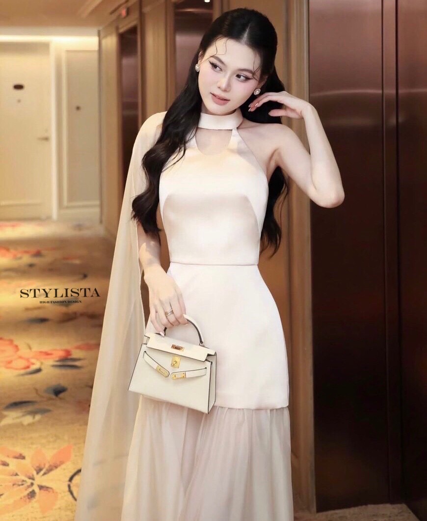 แม็กซี่เดรสออกงาน ต่อผ้าซรีทรูด้านล่าง มีผ้าคลุมไหล่ ใส่สวยมาก ใส่ได้หลายโอกาส จัดด่วนนนๆ ชุดสวยหมดเร็วนะคร๊า สั่งก่อนสวยก่อน