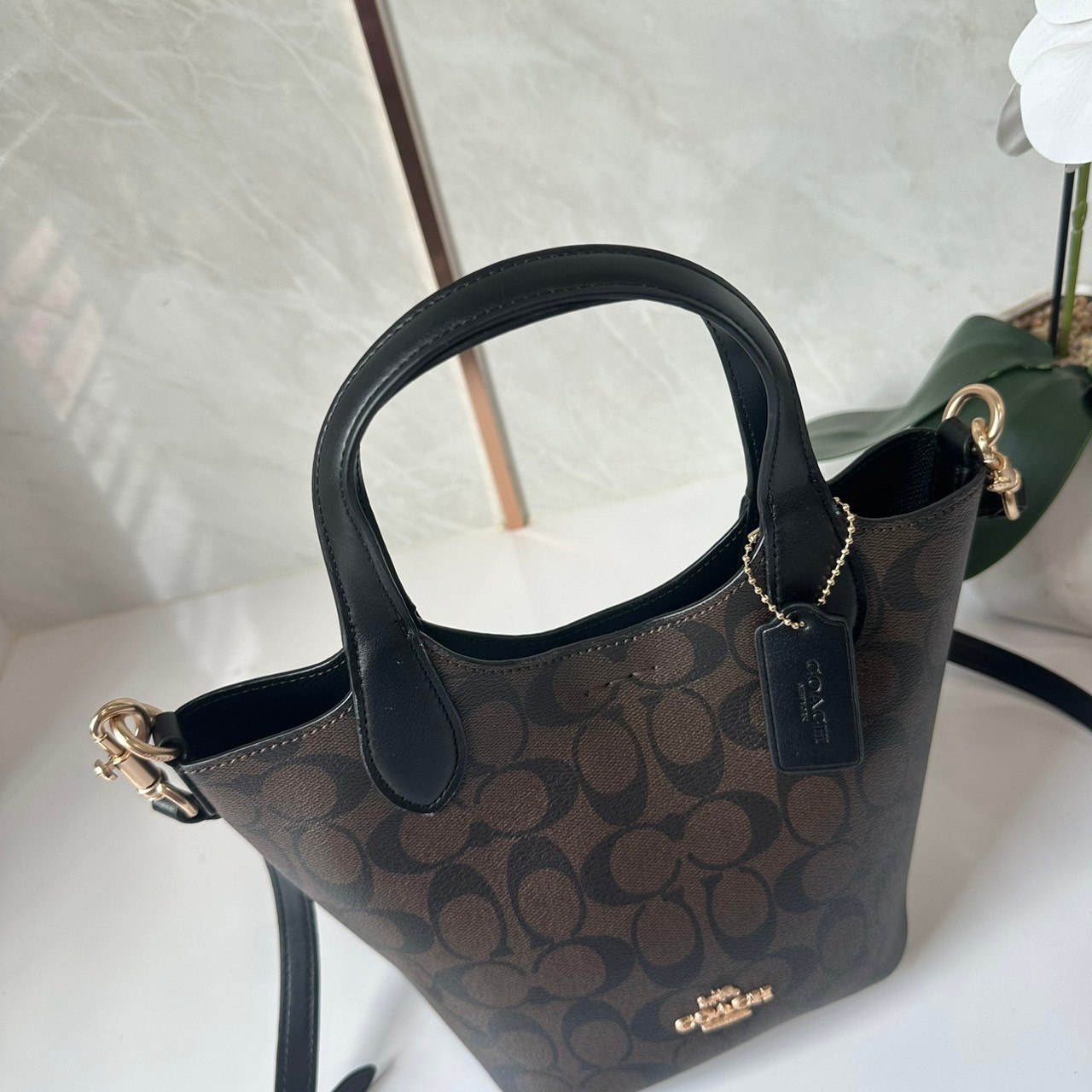 กระเป๋าสะพายไฮโซแบรนด์เนมโค้ชทรงโท้ทขนาด 8 นิ้วสีน้ำตาลดำลาย C COACH HANNA BUCKET BAG (CR256)