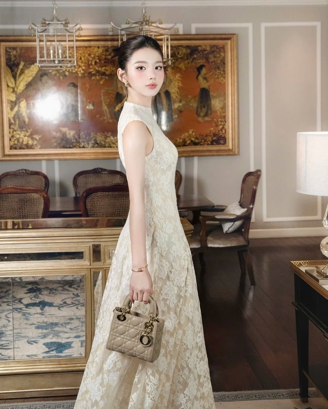 เดรสยาวผ้าลูกไม้ทอลายในตัว ดีไซน์สวย ซิปหลัง ใช้ผ้าอย่างดีในการตัดเย็บ บุซับ งานสวยแค่ไหนให้ภาพมันฟ้องค่ะ ไม่อธิบายเยอะ คอมพลีทลุคครบจบในชุดเดียวค่ะ #showroombrand #งานป้ายshowroom #งานป้ายคุณภาพดี #งานแฟชั่น #เสื้อผ้างานป้าย #เสื้อผ้าผู้หญิง #cropbrand #