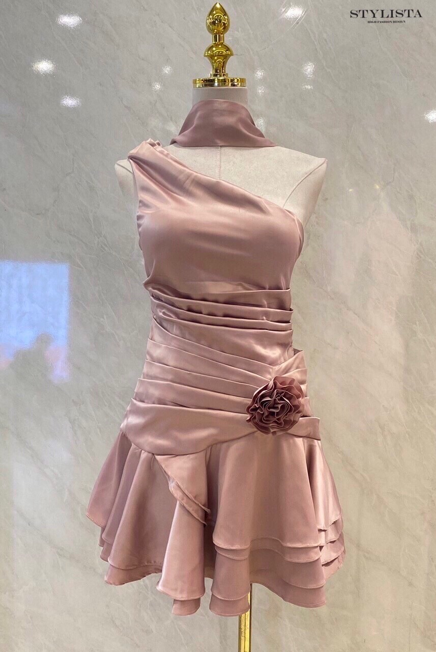 มินิเดรสกระโปรงพริ้วๆ ชั้นๆ แต่งดอกไม้ เย็บช่วงสะโพกให้เข้ารูป ใส่สวยเป๊ะๆ ดูสูงเพรียวหุ่นดี เปิดไหล่ข้างนึง ทีผ้าคล้องคอ ใส่สวยน่ารักมากๆ ใส่เที่ยว ใส่ออกงาน ใส่ได้หลายโอกาส จัดด่วนนนๆ ชุดสวยหมดเร็วนะคร๊า สั่งก่อนสวยก่อน!!