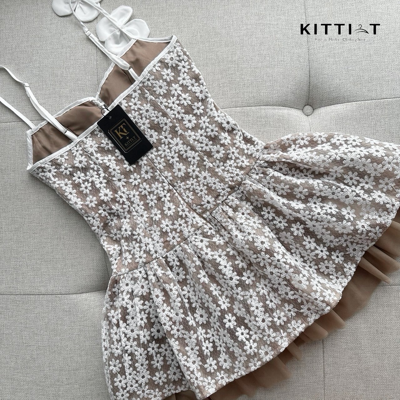 Details : Dress ชุดเดรสสายเดี่ยวสไตล์หวาน ตัวชุดตัดเย็บจากผ้าลูกไม้ลายดอกไม้สีขาวทั้งตัว ดีเทลตกแต่งด้วยริบบิ้นผูกไขว้ด้านหน้าเพิ่มความน่ารัก feminine มีดอกผ้าตกแต่งขนาดกลางบริเวณสายเดี่ยวและช่วงเอว