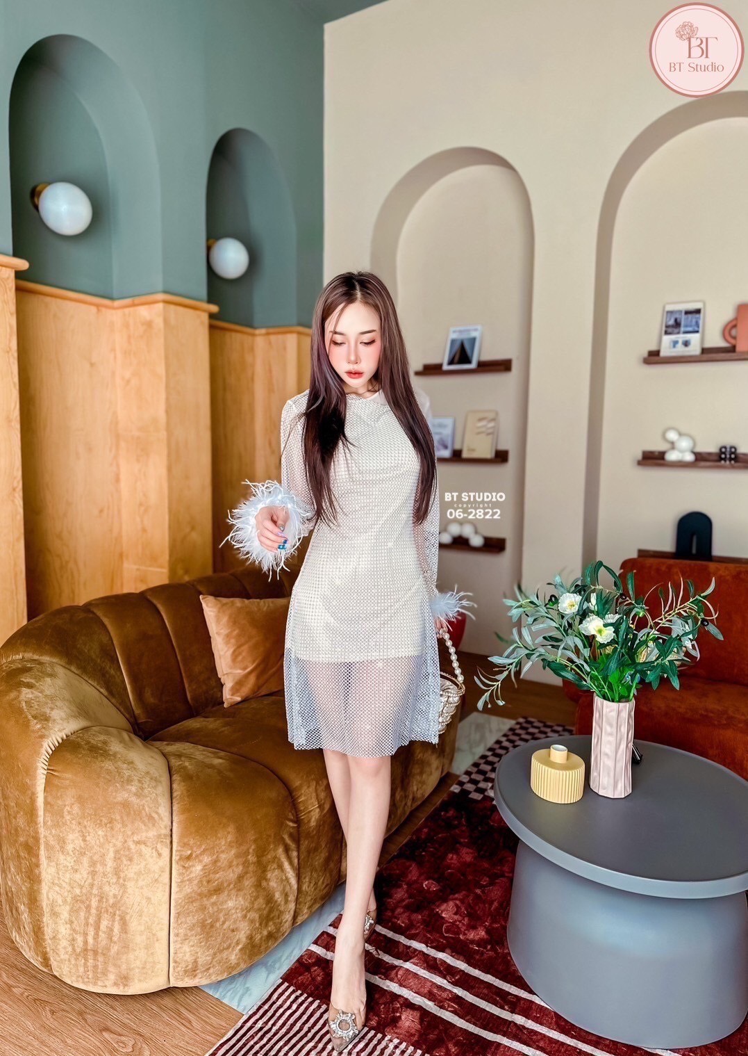 เซท 2 ชิ้น เดรสสั้นแขนยาว เนื้อผ้าตาข่ายแต่งคริสตัลเม็ดเล็ก ๆ ทุก ๆ ช่อง งานสวยม๊าก ปลายชายแขนแต่งขนฟู ๆ ทั้งสองข้าง มาพร้อมซับในสีนู๊ดแขนกุด แมทซ์กันสวย แซ๊บบ แต่ดูแพงค่ะ