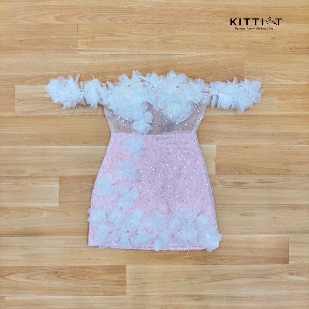 Dress เกาะอก สาย luxury ห้ามพลาดคลอนี้ สีใหม่ล่าสุด โดดเด่นด้วยเนื้อผ้า ผ้ากลิตเตอร์ ทั้งตัวตกแต่งด้วยดอกไม้ผ้าชีฟอง มีฟองน้ำเสริมหน้าอก ซิบหลีง มีแขนข้างเป็นดอกไม้สีขาว รุ่นนี้ใครพลาด เสียใจแน่เลย