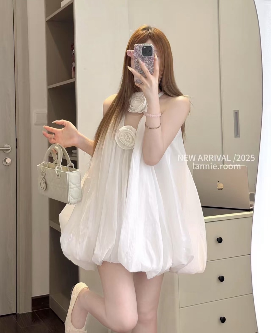 ʟᴀʙᴇʟ : KATHALYN (แคธรีน) Detail : เดรสกระโปรงแขนกุดเว้า ทรงพองบอลลูนสุดคิ้วท์ สีขาวสะอาดตา เนื้อผ้าไม่บางไม่โป๊ผ้าดูหรูหรา ด้านหน้าท่อนบนแต่งดอกไม้สุดเก๋ เป็นเข็มกลัดสามารถถอดออกได้