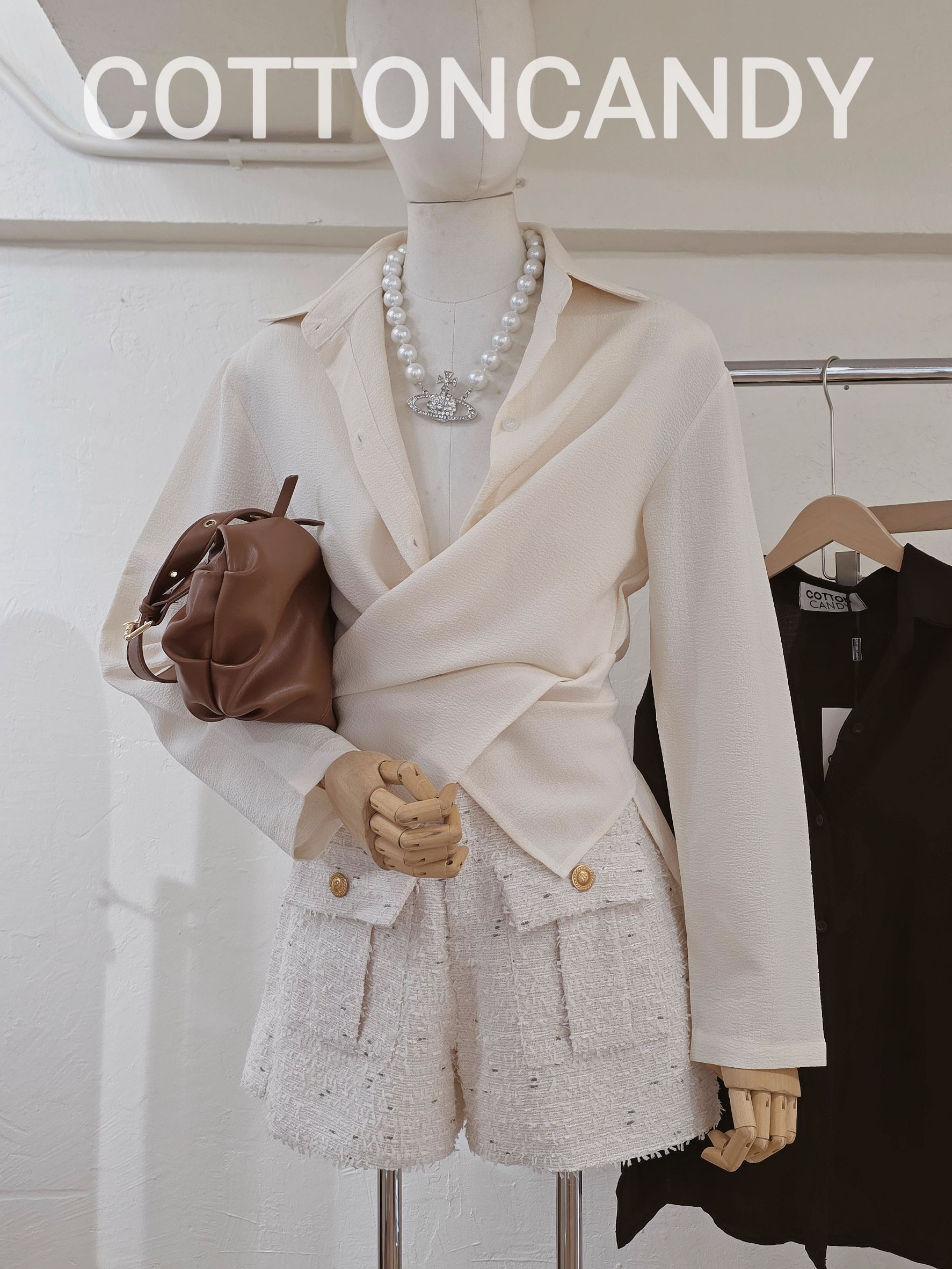 Tag#cottoncandy ชุดเซทสุดเริ่ดมาแล้วคร่าาาา รถ่นนี้บอกเลยคุ้มมาก มา2ชิ้น ตัวเสื้อดีเทลเก็สุดๆ กางเกงผ้าชาแนลสวยจึ้งมากๆ รุ่นนี้ใส่เข้ากัยแบบจึ้งแน่นอนคร่าาาาาา