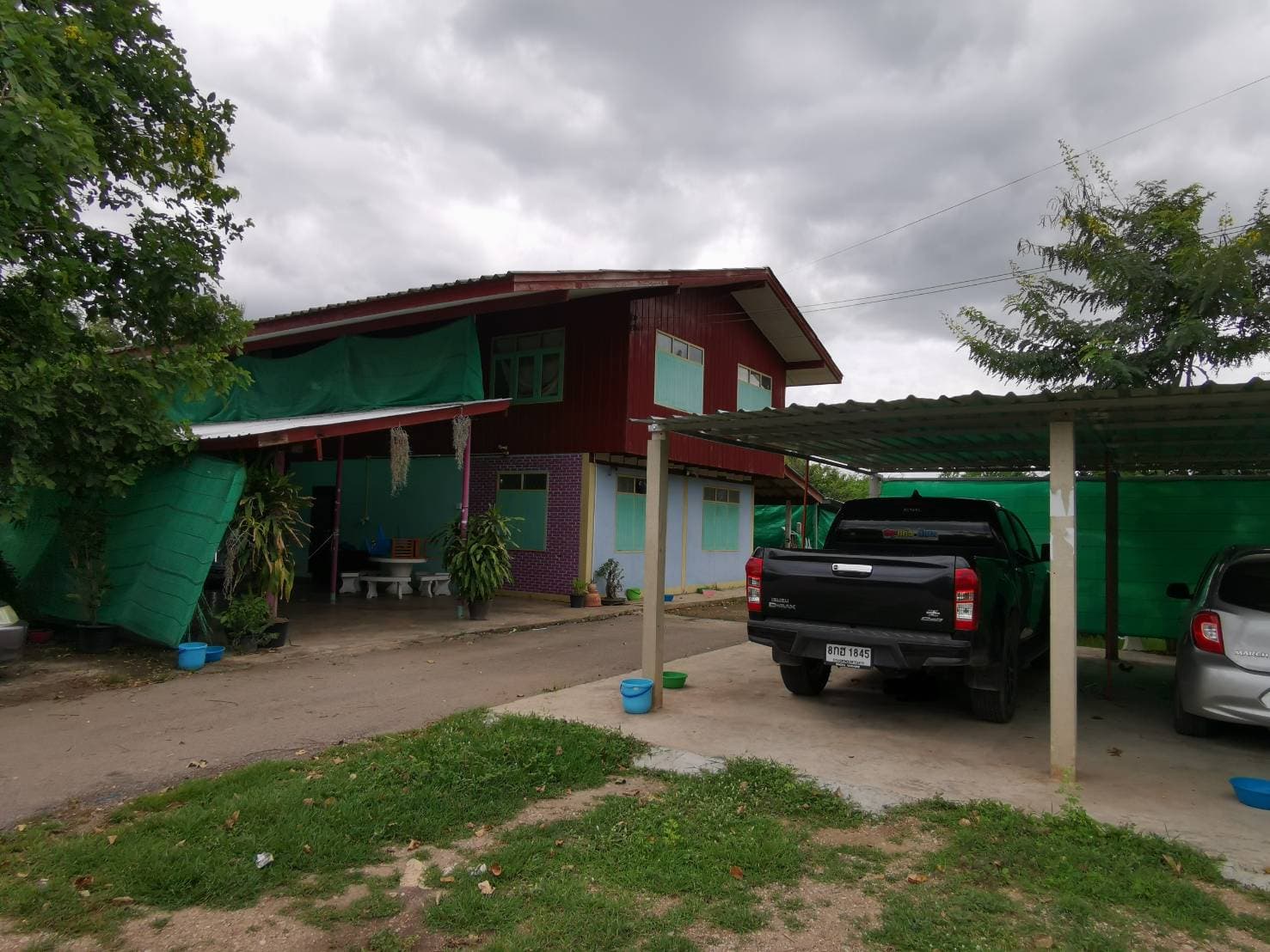 ขายบ้านพร้อมที่ดิน อ.เมืองราชบุรีพื้นที่กว้างขวางบรรยากาศดีพร้อมสำหรับทุกคนในครอบครัวห่างจากบิ๊กซีราชบุรี 3.5 กม.การเดินทางสะดวก