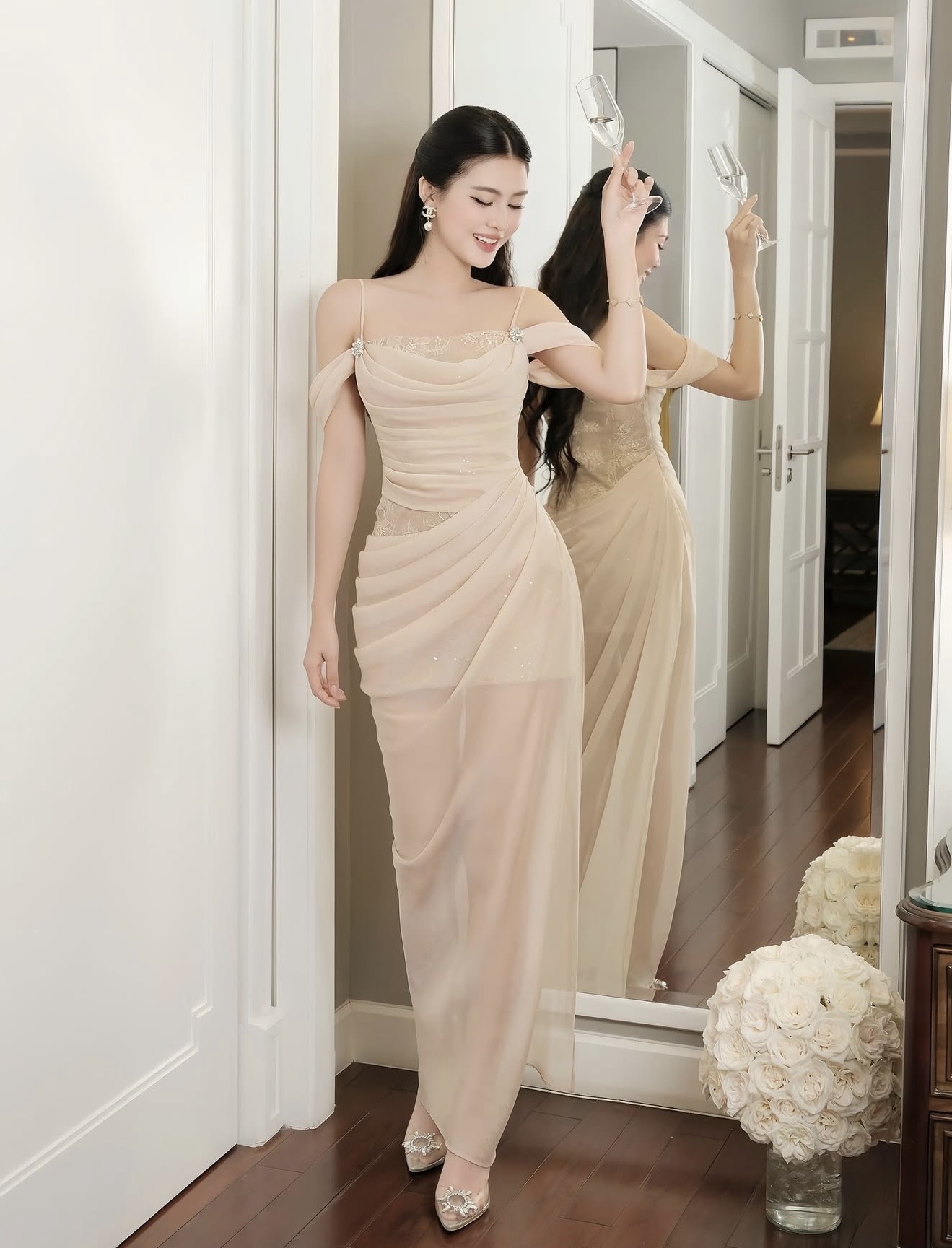 เดรสยาวสีครีมสายเดี่ยวแต่งแขนข้างมีกระดุมเพชรติดสายสองข้างดีเทลผ้าด้านในเป็นเดรสสั้นผ้าลูกไม้ปักเลื่อมทรงเข้ารูปด้านนอกเย็บด้วยผ้าพริ้วสีครีมเนื้อดีมากอกมีฟองน้ำเสริม กระโปรงผ่าช่วงข้างใส่สวยมาก ใครหาชุดออกงานอยู่แนะนำเลยคะ