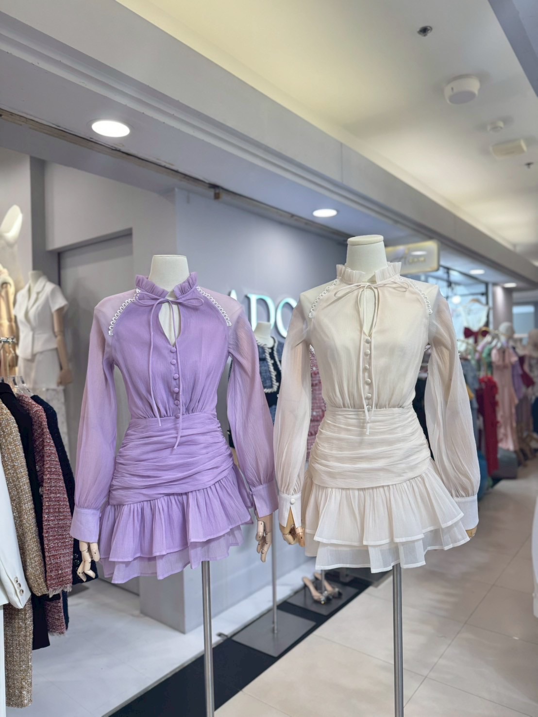 มินิเดรส ดีไซน์น่ารักๆ ตัวนี้ตอบโจทย์เลยค่ะ มินิเดรสแขนยาว ดีไซน์คอปีน แต่งกระดุมหน้า ช่วงคอเสื้อ ผูกโบว์ ตัวเดรสใช้ผ้าเกรดพรีเมี่ยม เนื้อผ้ามีเทจเจอร์ในตัว