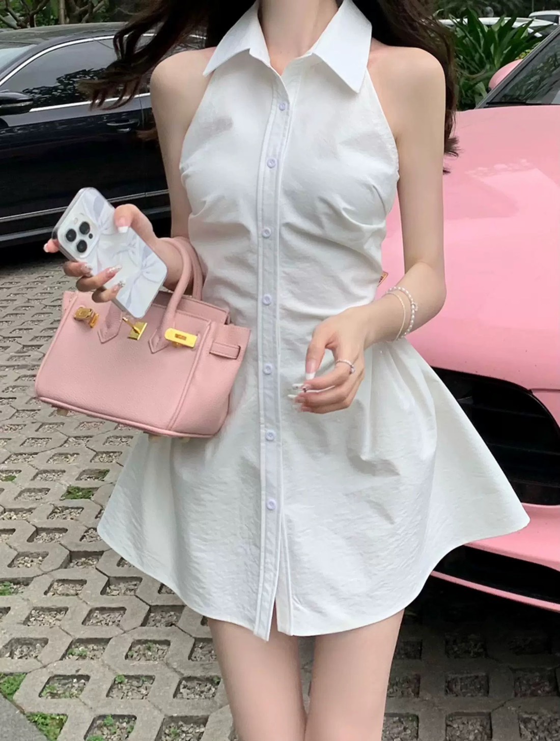 เซต3ชิ้น.. สีขาวแบบฉบับผู้ดี เสื้อคอปกกระดุมหน้า ดีเทลเก๋ทั้งตัว ดีเทลเสื้อหน้าสั้น ด้านหลังยาว เนื้อผ้านิ่มรีดง่าย สวมใส่สบาย ++กางเกงขาสั้นเนื้อผ้าและสีเดียวกัน ซับในอย่างดีทั้งตัว มีกระเป๋าใช้งานได้จริง ซิปหลัง ++กระเป๋าทรงดอกไม้สีทอง สวยหรูมากๆคะ