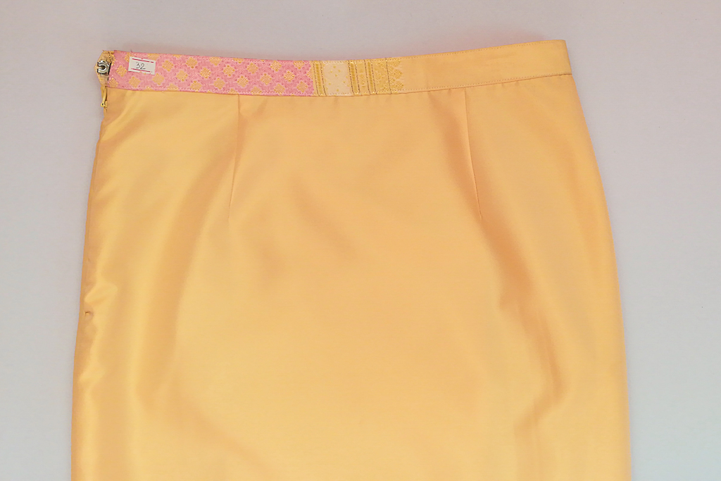 ผ้าถุงไหมสำเร็จรูป (สีครีม) งานตัดเย็บประณีต อัดผ้ากาวตามสีของผ้าถุง เนื้องานดีเกรด A (รอบเอว 32 นิ้ว)