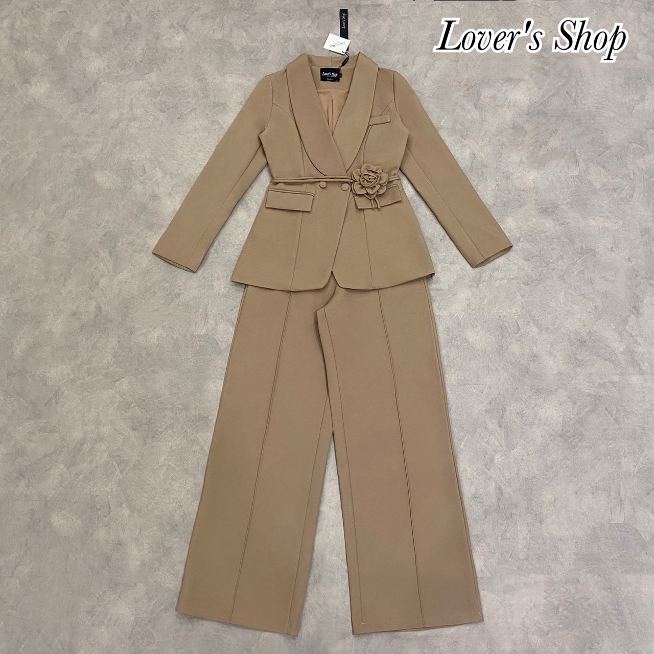 Teg : Lover’s Shop Detail : Set 3ชิ้น เสื้อสูท+กางเกงขายาว ลุคCEO เรียบหรูดูผู้ดี ได้สายคาดเอวดอกไม้ด้วยนะคะ ดีเทลเสื้อสูทกระดุมหน้า กระเป๋นเสื้อใช้งานได้ แม็ทกับกางเกงขายาว ทรงเอวสูง ซิบหลัง ทรงขากระบอกกลาง กางเกงมีกระเป๋าข้าง งานมีซับในอย่างดี ใช้ผ้าสูท