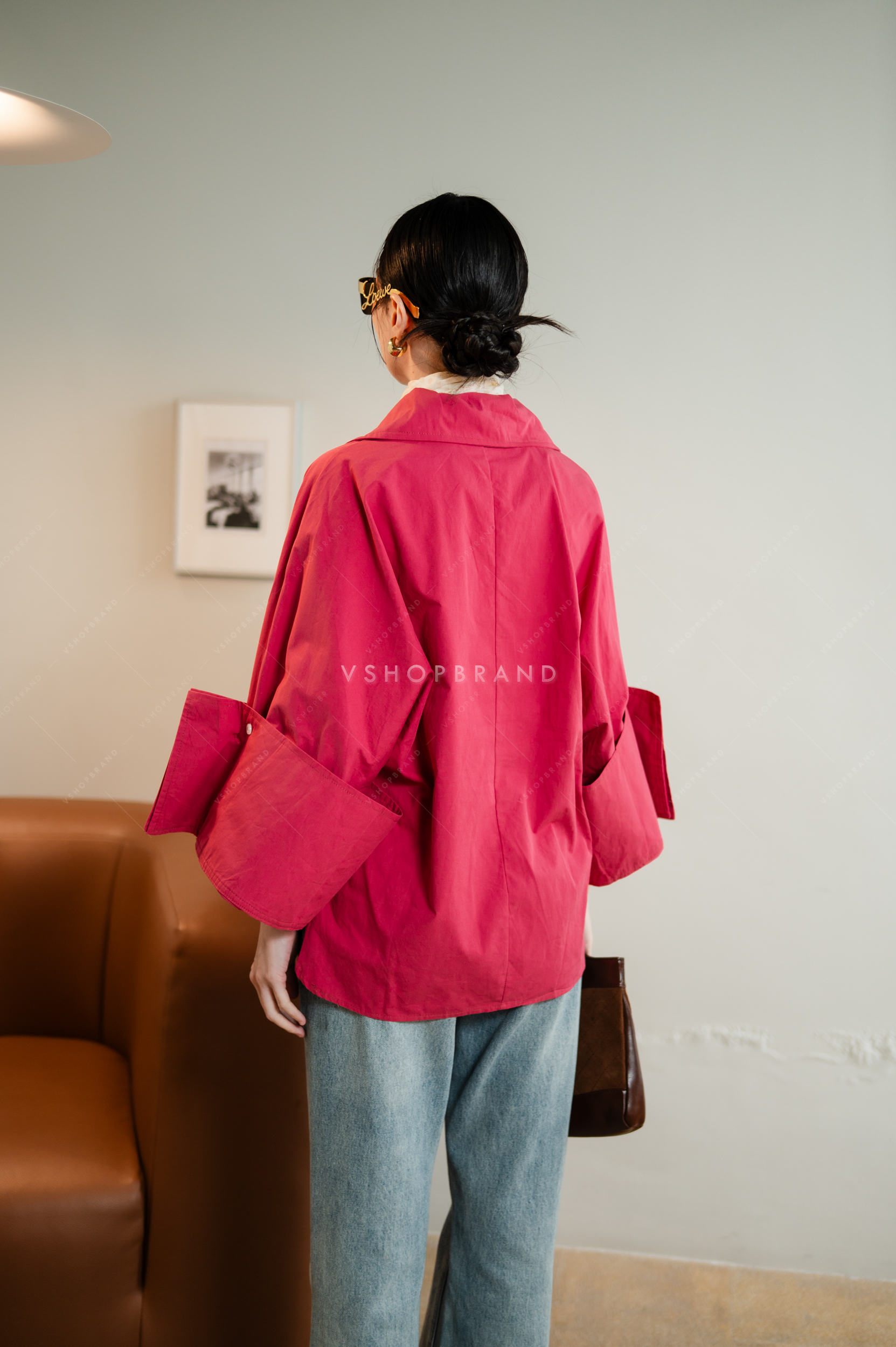 เสื้อเชิ้ตผ้าพื้นแต่งปลายแขนใหญ่ พับแขน