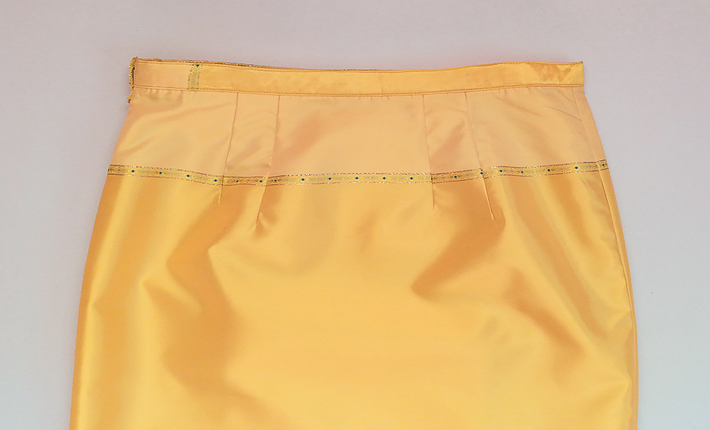 ผ้าถุงไหมสำเร็จรูป (สีเหลือทอง) งานตัดเย็บประณีต อัดผ้ากาวตามสีของผ้าถุง เนื้องานดีเกรด A (รอบเอว 32 นิ้ว)