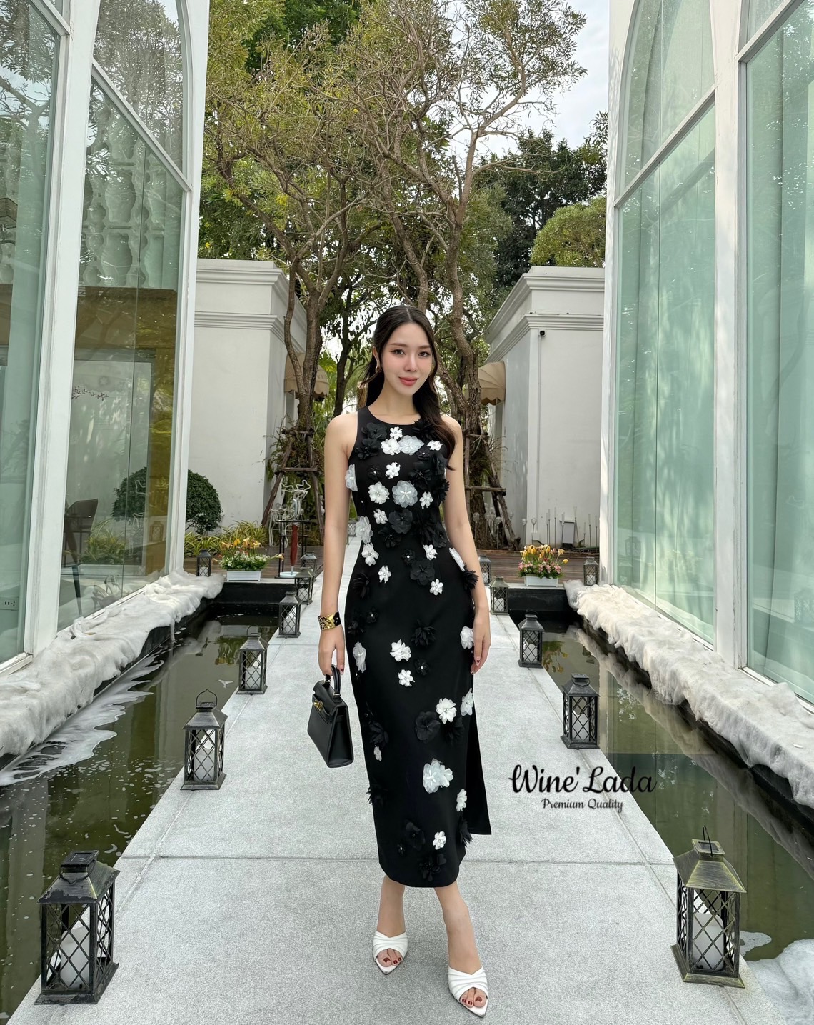Dress. เดรสแขนกุดตัวยาวแต่งดอกไม้ทั้งตัว ผ่าด้านข้าง เรียบหรู ผ้าดีทรงสวยมากค่ะ เป๊ะและเข้ารูป มีซิปหลัง ใส่แล้วผอมเพียว สวย ซับในทั้งตัว ใครได้ลองแล้วจะหลงรักค่าา รับรองคุ้มเว่อร์ งานสวยมากค่ะ #Wine'Lada