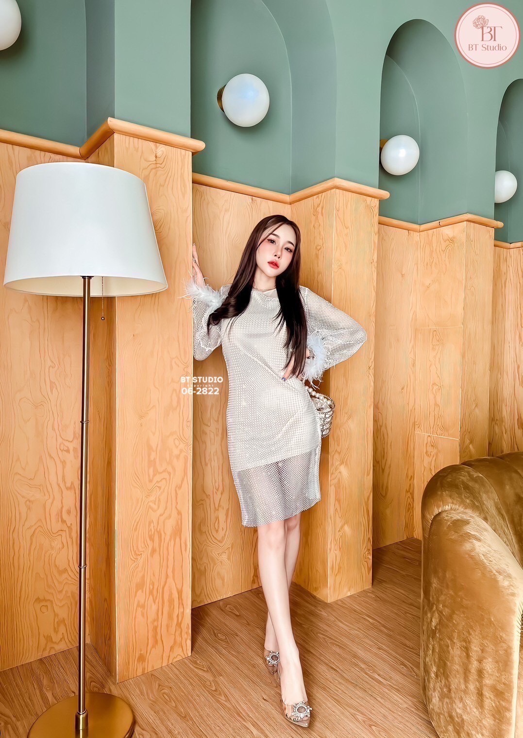 เซท 2 ชิ้น เดรสสั้นแขนยาว เนื้อผ้าตาข่ายแต่งคริสตัลเม็ดเล็ก ๆ ทุก ๆ ช่อง งานสวยม๊าก ปลายชายแขนแต่งขนฟู ๆ ทั้งสองข้าง มาพร้อมซับในสีนู๊ดแขนกุด แมทซ์กันสวย แซ๊บบ แต่ดูแพงค่ะ