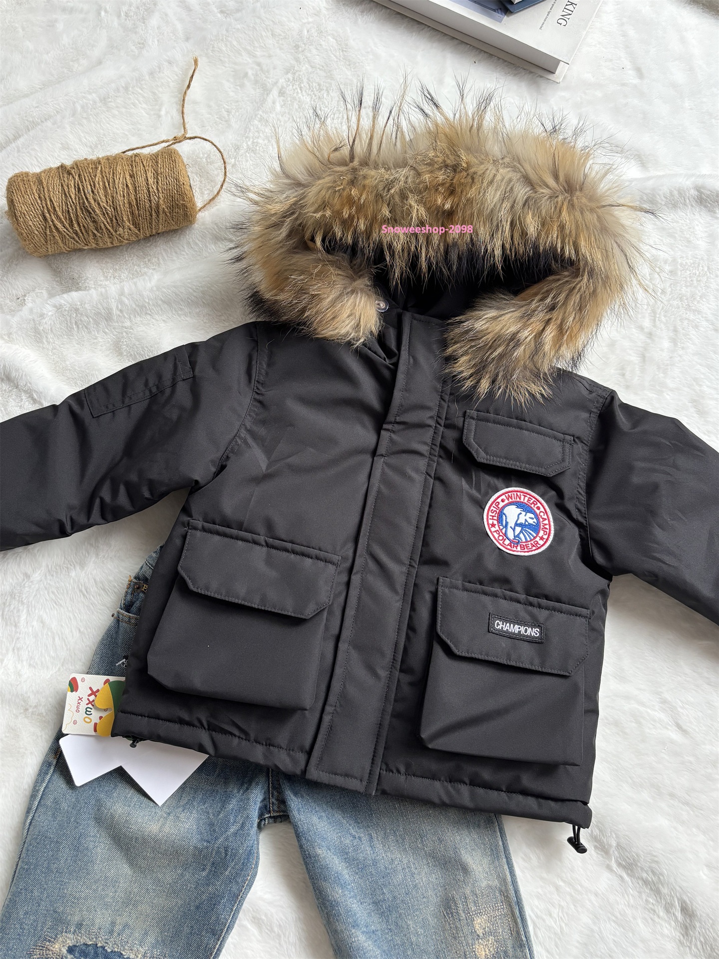 ลมหนาวก็ไม่กลัว…เด็กใส่แล้วอุ่นมาก สื้อกันหนาวสไตล์แคนาดากูส มีฮู้ดกันลม–กันน้ำ–กันหิมะ ใส่เที่ยวเมืองนอกได้สบาย มีไซส์ 80–150 cm และ 3 สีสุดคิ้วท์ ครบทุกลุค