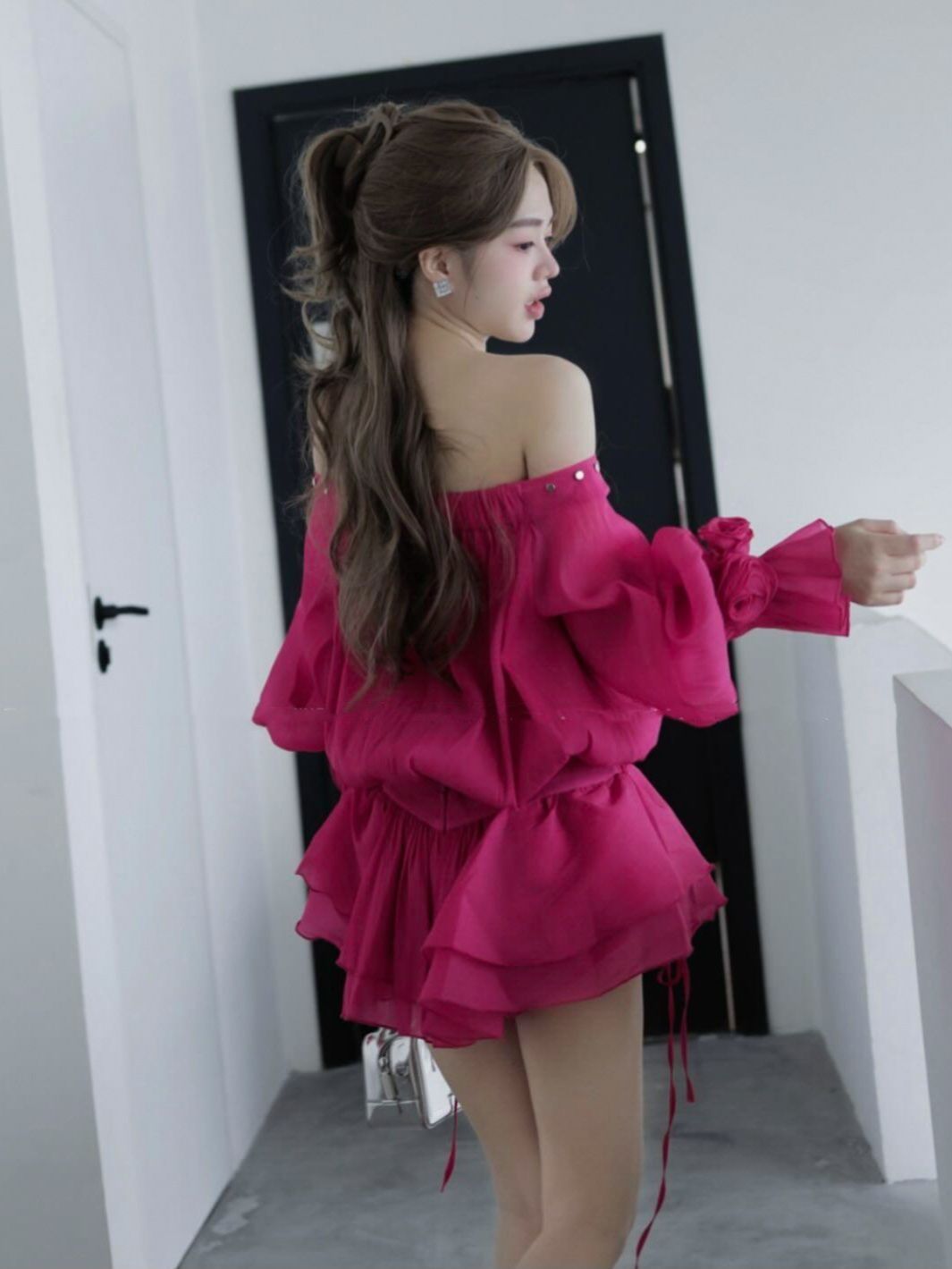 Dress สั้นปาดไหล่แขนยาวสม็อคบานปลายแขน แต่งเข็มกลัดดอกไม้ปลายแขน ช่วงไหล่แต่งตอกหมุด ด้านหน้าแต่งร้อยเชือกไขว้ผูกโบว์ เอวเข้ารุป แต่งร้อยเชือกด้านหน้า ช่วงกระโปรงจับจีบระบาย2ชั้น น่ารักมากค่ะ เนื้อผ้าใส่สบาย เป็นทรงสวยค่ะ มีซับในค่ะ