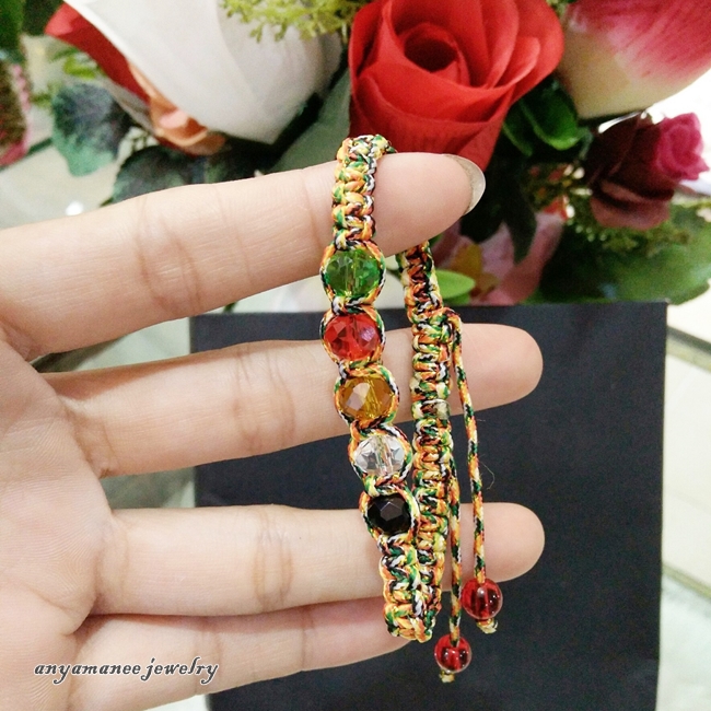 ด้ายแดงประดับพลอย5สี เสริมความรักความโชคดีความร่ำรวยพลังอำนาจ