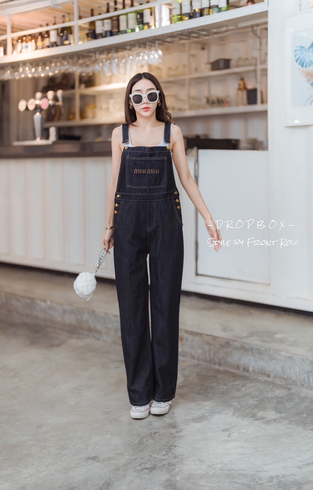 Miu Miu Romper Jean เอี๊ยมยีนส์ทรงโอเว่อร์ไซส์ งานเกาหลีนำเข้า มาพร้อมดีเทล งานปักแน่นๆ เก๋ๆที่หน้าอก บอกเลยคัตติ้งสวย งานเนี๊ยบเว่อร์ ปลายขา เย็บเก็บ ทรงกระบอกเล็ก