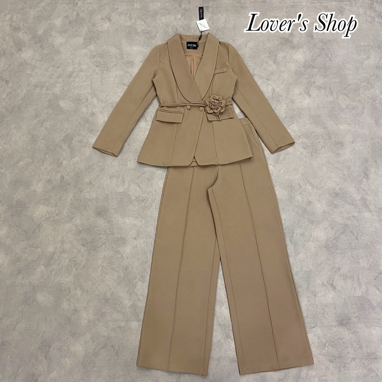 Teg : Lover’s Shop Detail : Set 3ชิ้น เสื้อสูท+กางเกงขายาว ลุคCEO เรียบหรูดูผู้ดี ได้สายคาดเอวดอกไม้ด้วยนะคะ ดีเทลเสื้อสูทกระดุมหน้า กระเป๋นเสื้อใช้งานได้ แม็ทกับกางเกงขายาว ทรงเอวสูง ซิบหลัง ทรงขากระบอกกลาง กางเกงมีกระเป๋าข้าง