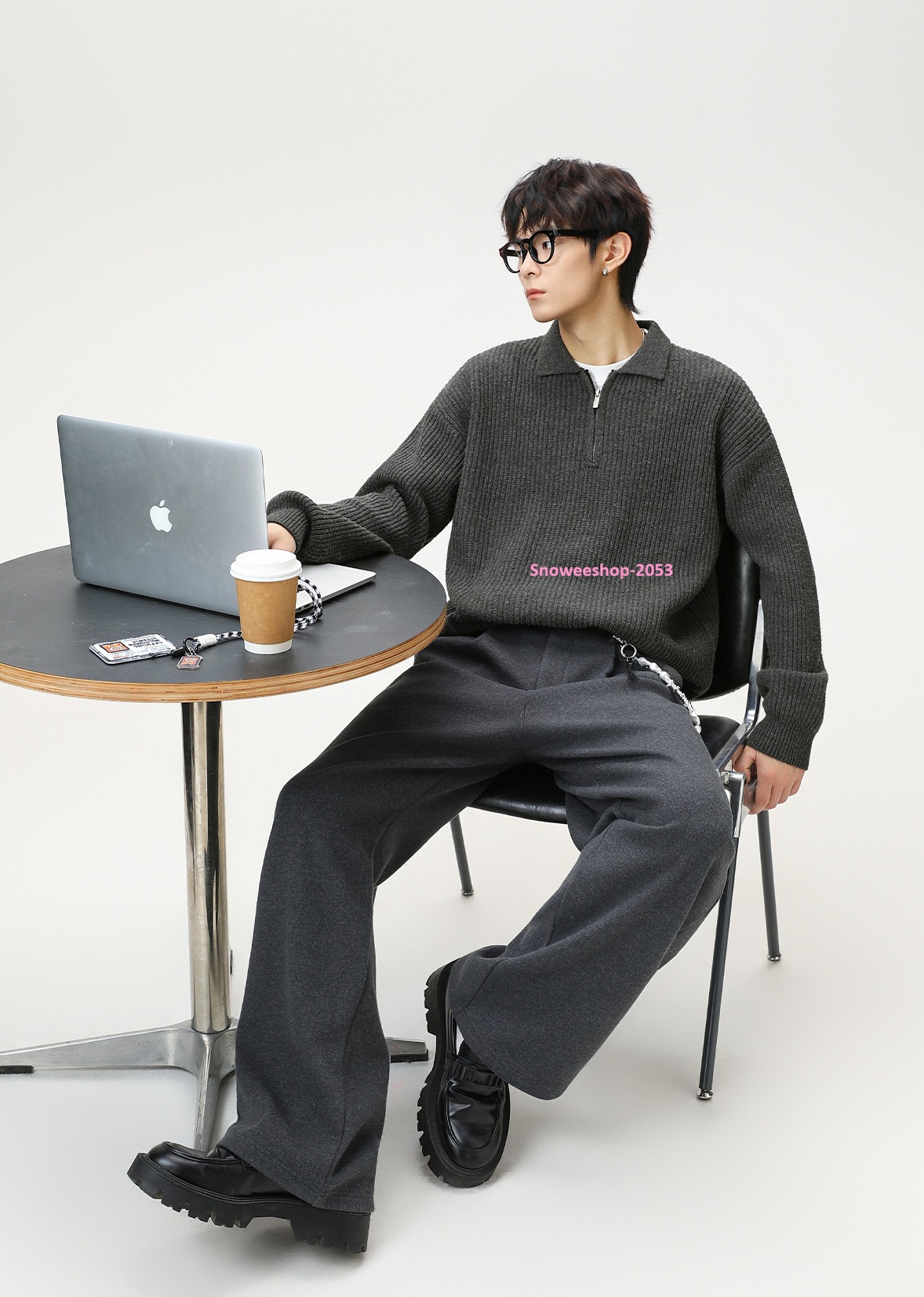 อากาศเย็นๆ ต้องมีตัวนี้ติดตู้ อากาศเย็นๆ ต้องมีตัวนี้ติดตู้ โอเวอร์ไซ ทรงหลวมใส่แล้วดูสบายๆ แต่เท่มาก ผ้าหนานุ่ม อุ่นกำลังดี มีให้เลือก 4 สี ใส่ได้ทุกโทน จะใส่เที่ยวเมืองหนาว หรือเดินเล่นในเมืองก็สไตล์จัดเต็ม