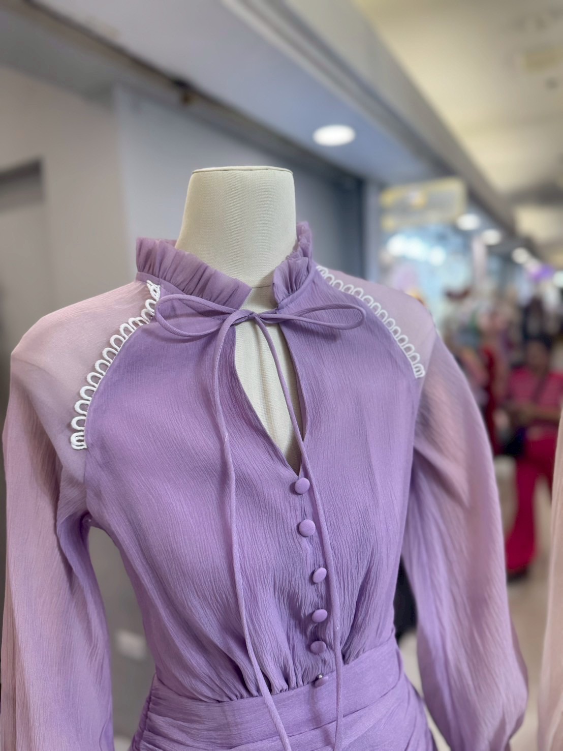 มินิเดรส ดีไซน์น่ารักๆ ตัวนี้ตอบโจทย์เลยค่ะ มินิเดรสแขนยาว ดีไซน์คอปีน แต่งกระดุมหน้า ช่วงคอเสื้อ ผูกโบว์ ตัวเดรสใช้ผ้าเกรดพรีเมี่ยม เนื้อผ้ามีเทจเจอร์ในตัว