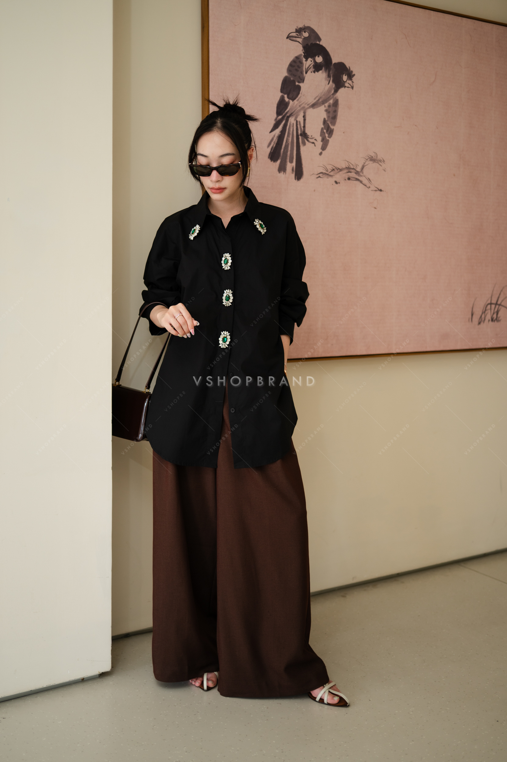 เชิ้ตแขนยาวผ้าพื้นแต่งติดเพชรอัญมณี