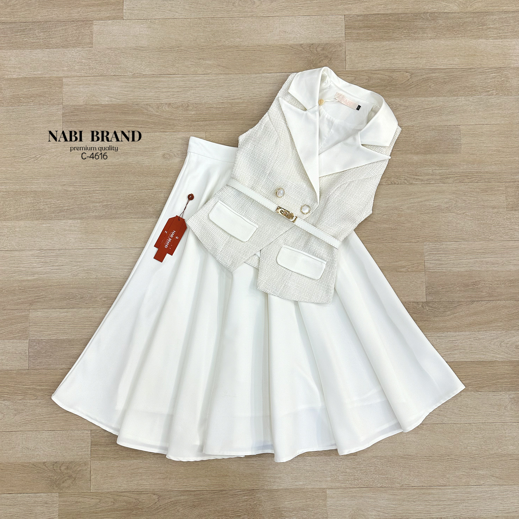 Set 3 ชิ้น เสื้อมผ้าทวิสแขนกุด แต่งปกเงากระดุมเงา มาพร้อมกระโปรงผ้าสูทพริ้วๆ ซิบหลัง ชุดมีซับในและฟองน้ำอย่างดี เข้าเซทกับเข็มขัดหนัง เสริมลุคสาวๆ ให้ดูมีสง่าราศี ดูดีได้ทุกวัน ใส่ออกงาน ใส่ทำงานได้เลย ผ้าเกรดดี งานว้าวมาก คอนเฟิร์ม ใครซื้อไปคุ้มแน่นอนค่ะ