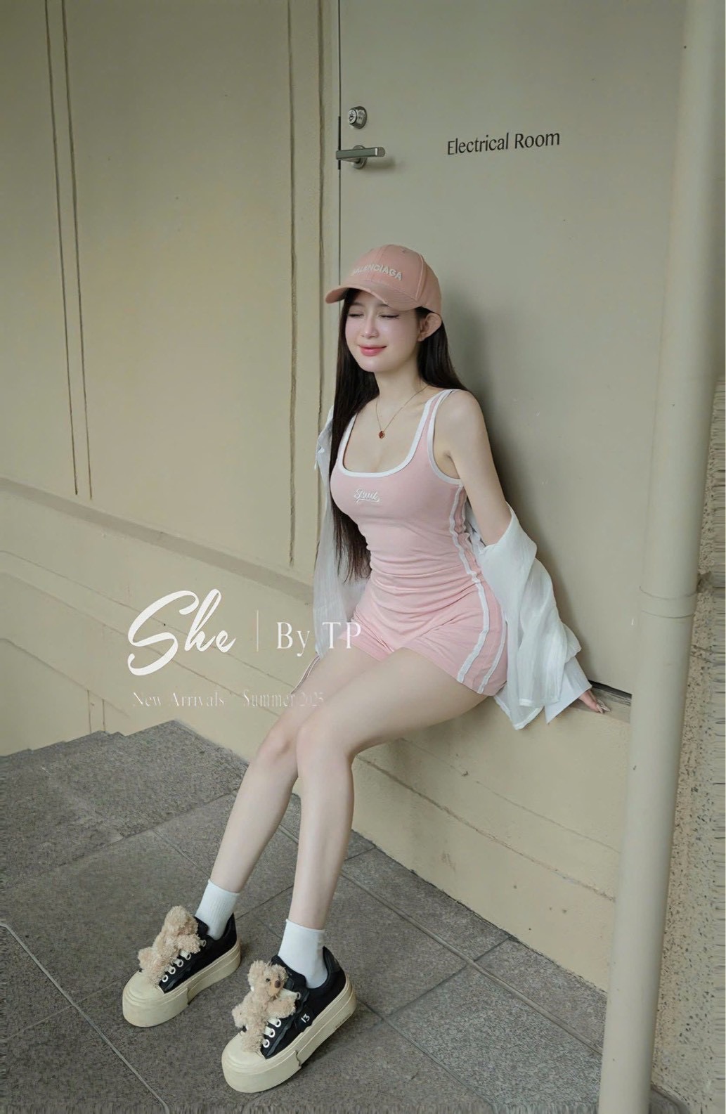 ชุดเซต 2 ชิ้น จั๊มสูทสีชมพูผ้ายืดได้ + เสื้อคลุมสีขาวเสื้อเชิ้ตสีขาว กระดุมด้านหน้า น่ารักสุดๆๆ ใส่แล้วหุ่นแซบมากก
