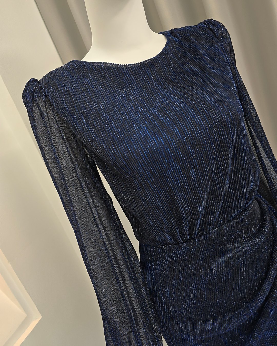 Label : LUXE ☑️เดรสเสื้อคอป้ายแขนยาว กระโปรงสั้นทรงสอบ ☑️ดีเทลกระโปรงจับเดรป แต่งชายระบายด้านข้าง