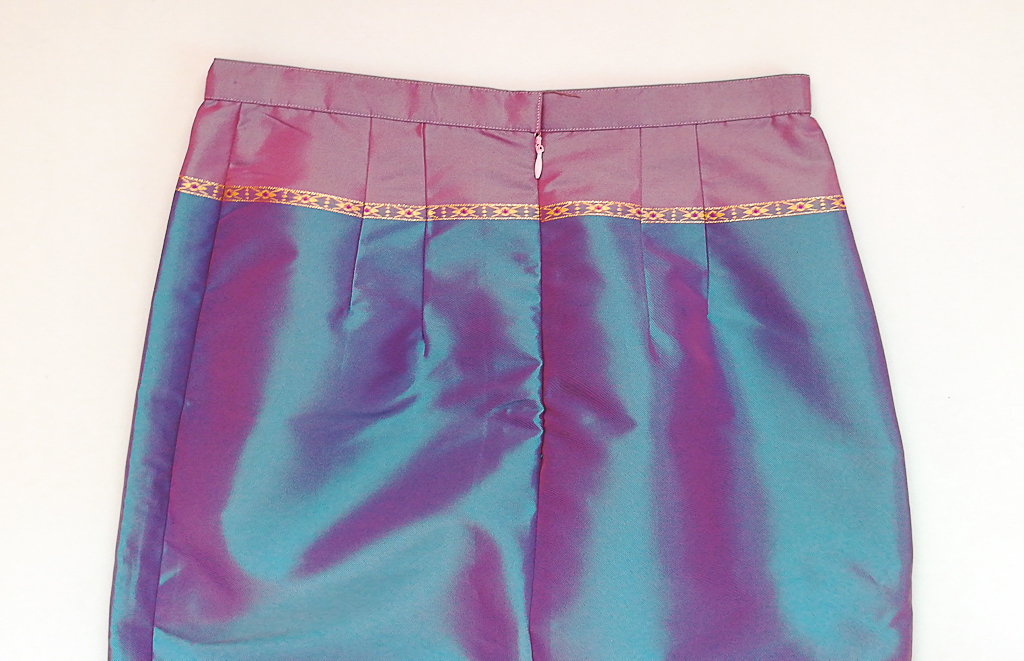 ผ้าถุงไหมสำเร็จรูป (สีน้ำเงินอมม่วง) งานตัดเย็บประณีต อัดผ้ากาวตามสีของผ้าถุง เนื้องานดีเกรด A (รอบเอว 28 นิ้ว)